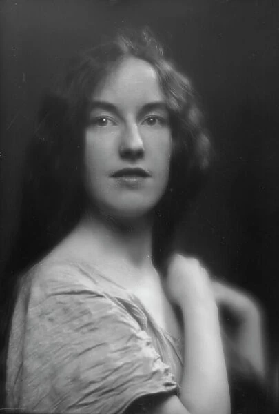 Tarvan, Miss, portrait photograph, 1912 Nov. 22. Creator: Arnold Genthe