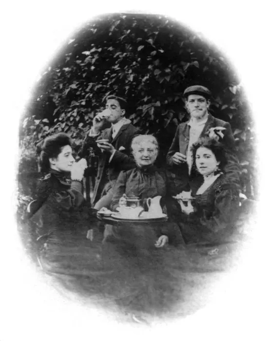 Framed Print : A tea party, San Francisco, California, USA, early 20th century Framed Print : A tea party, San Francisco, California, USA, early 20th century
