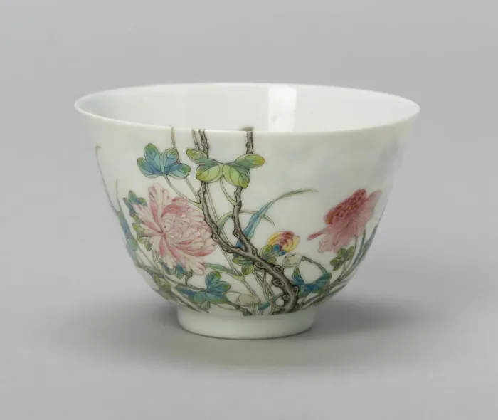 Framed Print : Teabowl with Mufurong (Hibiscus) and Dragonfly, Qing dynasty, Yongzheng reign (1723-1735) Framed Print : Teabowl with Mufurong (Hibiscus) and Dragonfly, Qing dynasty, Yongzheng reign (1723-1735)