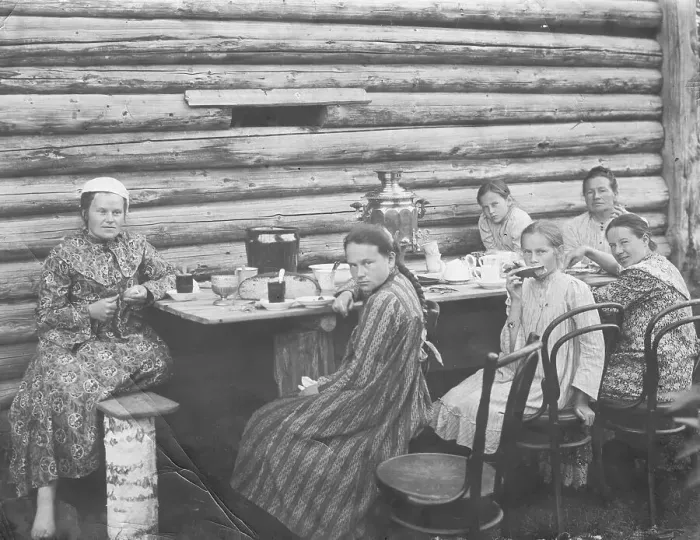 Framed Print : Teatime at the Outhouse. Preobrazhenskaya Street, 1906. Creator: Unknown Framed Print : Teatime at the Outhouse. Preobrazhenskaya Street, 1906. Creator: Unknown