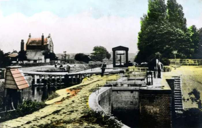 Framed Print : Teddington Lock, Richmond, London, 1926. Artist: Cavenders Ltd Framed Print : Teddington Lock, Richmond, London, 1926. Artist: Cavenders Ltd