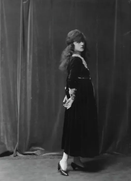 Framed Print : Thaw, Evelyn Nesbit, Mrs. portrait photograph, between 1913 and 1942. Creator: Arnold Genthe Framed Print : Thaw, Evelyn Nesbit, Mrs. portrait photograph, between 1913 and 1942. Creator: Arnold Genthe