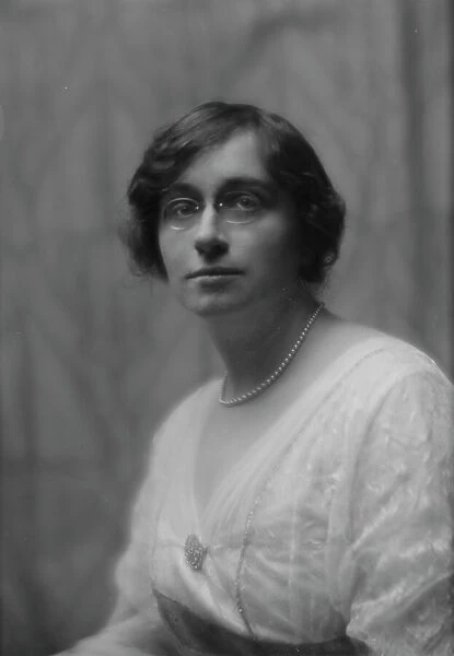 Thiele, E. Miss, portrait photograph, 1913 Mar. 31. Creator: Arnold Genthe