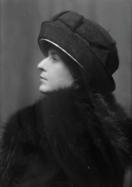 Thomas, S.B. Mrs. portrait photograph, 1912 Nov. 26. Creator: Arnold Genthe