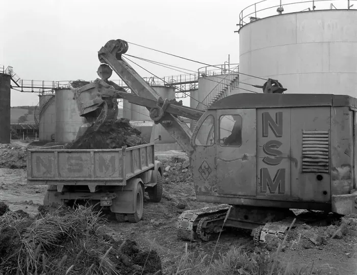 Framed Print : Thomas Smith Super 10 earth mover working at the Shell Plant, Sheffield, South Yorkshire, 1961 Framed Print : Thomas Smith Super 10 earth mover working at the Shell Plant, Sheffield, South Yorkshire, 1961