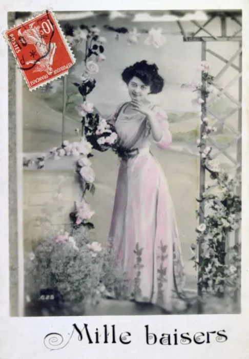 Framed Print : A Thousand kisses, French Postcard, c1900 Framed Print : A Thousand kisses, French Postcard, c1900