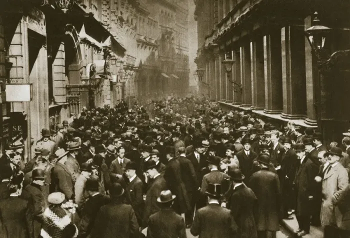 Framed Print : In Throgmorton Street beside the north wall of the London Stock Exchange, 20th century Framed Print : In Throgmorton Street beside the north wall of the London Stock Exchange, 20th century