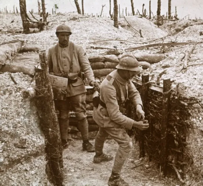 Framed Print : Throwing grenades, front line, c1914-c1918 Framed Print : Throwing grenades, front line, c1914-c1918