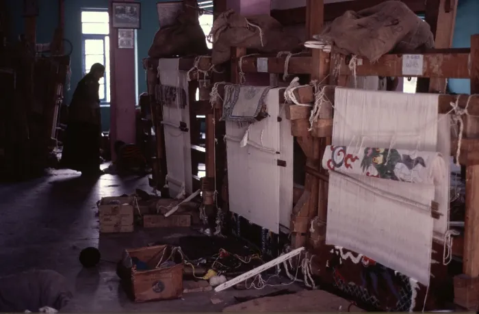 Framed Print : Tibetan refugee carpet project, Dharamsala, India, 1988. Creator: Amanda Waite