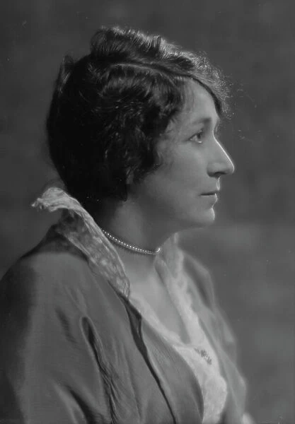 Tietsort, Mrs. portrait photograph, 1914 May 23. Creator: Arnold Genthe