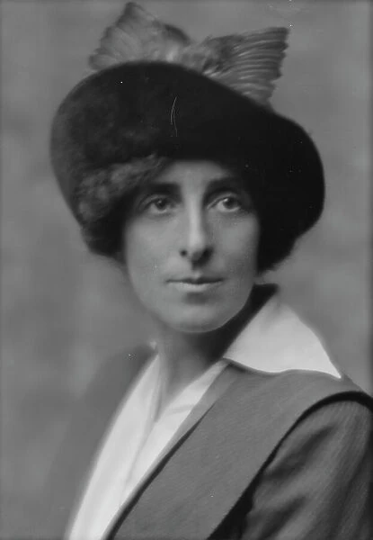 Todd, Helen, portrait photograph, 1913. Creator: Arnold Genthe