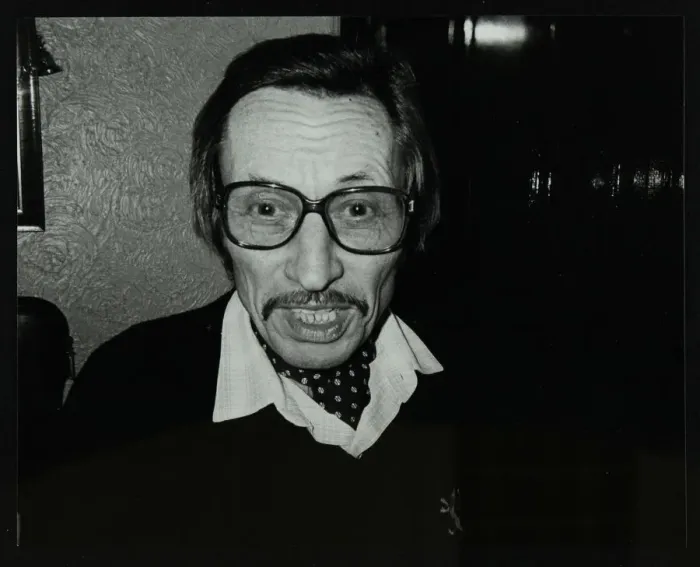 Framed Print : Tom Burnham at The Bell, Codicote, Hertfordshire, December 1986. Artist: Denis Williams Framed Print : Tom Burnham at The Bell, Codicote, Hertfordshire, December 1986. Artist: Denis Williams