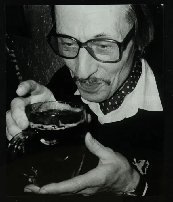 Framed Print : Tom Burnham with a pint at The Bell, Codicote, Hertfordshire, December 1986. Artist Framed Print : Tom Burnham with a pint at The Bell, Codicote, Hertfordshire, December 1986. Artist