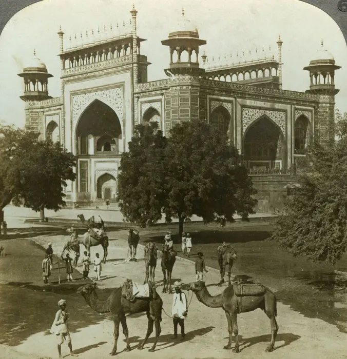 Framed Print : Tomb of Akbar, Sikandarah, Uttar Pradesh, India, c1900s(?). Artist: Underwood & Underwood Framed Print : Tomb of Akbar, Sikandarah, Uttar Pradesh, India, c1900s(?). Artist: Underwood & Underwood