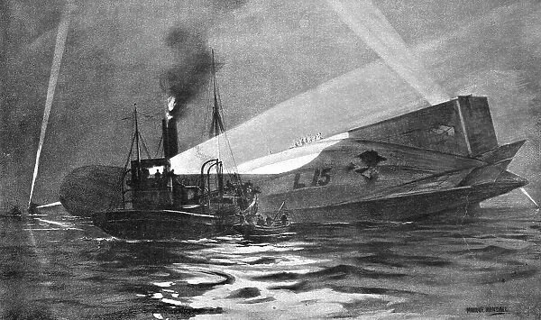 Tombe a la Mer; L'equipage du zeppelin L-15, atteint d'un obus a l'arriere, au cours d'un raid sur Creator: Unknown