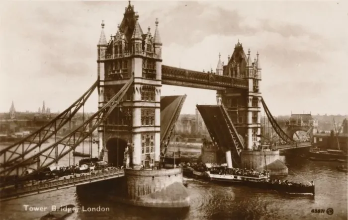 Framed Print : Tower Bridge, London, c1910 Framed Print : Tower Bridge, London, c1910