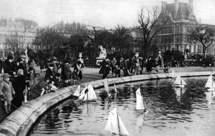 Framed Print : Toy boats at the Tuileries Gardens, Paris, 1931. Artist: Ernest Flammarion Framed Print : Toy boats at the Tuileries Gardens, Paris, 1931. Artist: Ernest Flammarion