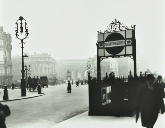 Framed Print : Trafalgar Square with Underground entrance and Admiralty Arch behind, London, 1913 Framed Print : Trafalgar Square with Underground entrance and Admiralty Arch behind, London, 1913