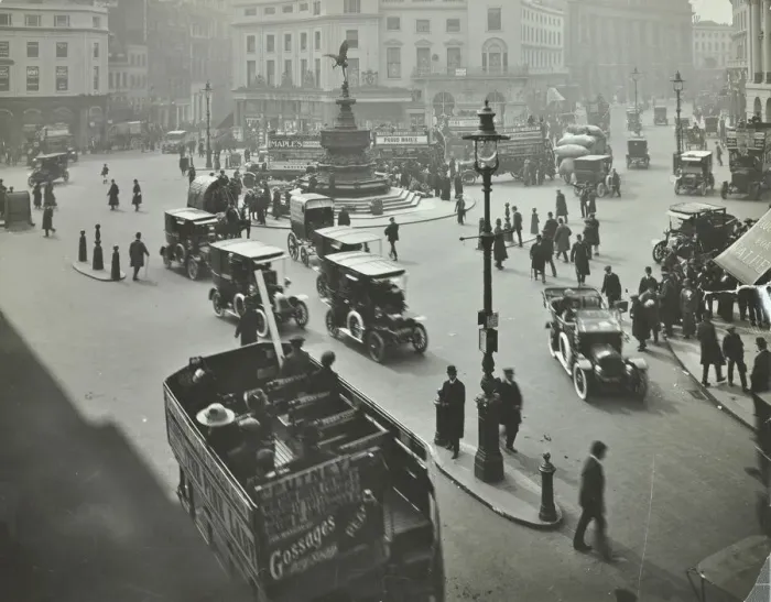Framed Print : Traffic at Piccadilly Circus, London, 1912 Framed Print : Traffic at Piccadilly Circus, London, 1912