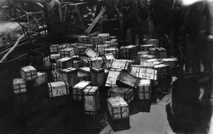 Framed Print : Transportation of £14, 000, 000 of bullion on the British battleship HMS Malaya, 1940 Framed Print : Transportation of £14, 000, 000 of bullion on the British battleship HMS Malaya, 1940