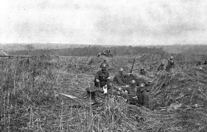 Framed Print : A travers le champ de bataille; en seconde ligne dans les bles; finie la guerre de... 1918. Creator: Unknown Framed Print : A travers le champ de bataille; en seconde ligne dans les bles; finie la guerre de... 1918. Creator: Unknown