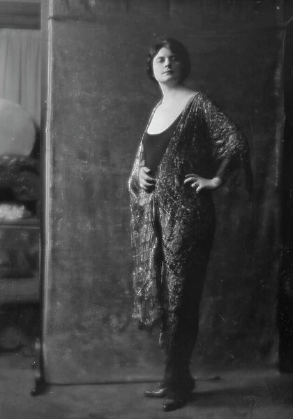 Traverse, Madeline, Miss, portrait photograph, 1916 Mar. 8. Creator: Arnold Genthe