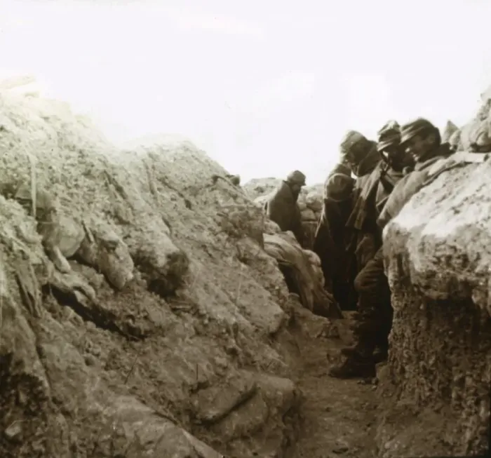 Framed Print : Trenches, Champagne, northern France, c1914-c1918 Framed Print : Trenches, Champagne, northern France, c1914-c1918