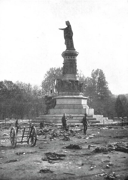 'Trente Italienne; Les vestiges de la fuite autrichienne autour du monument du Dante, 1918. Creator: Unknown