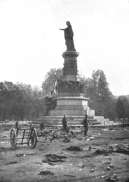 Framed Print : Trente Italienne; Les vestiges de la fuite autrichienne autour du monument du Dante, 1918. Creator: Unknown Framed Print : Trente Italienne; Les vestiges de la fuite autrichienne autour du monument du Dante, 1918. Creator: Unknown