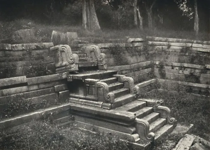 Framed Print : Treppe in einem gemauerten Badeteich, Anuradhapura, 1926 Framed Print : Treppe in einem gemauerten Badeteich, Anuradhapura, 1926