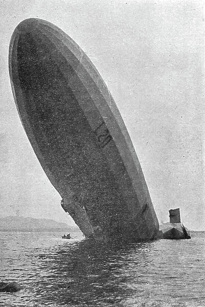 Trois Zeppelins detruits en trois jours. Le 'L20' dans un fjord de Norvege; L'avant dresse... 1916 Creator: Unknown. Trois Zeppelins detruits en trois jours. Le 'L20' dans un fjord de Norvege; L'avant dresse... 1916 Creator: Unknown