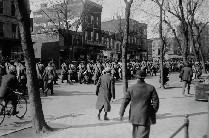 Framed Print : Troops arrive for Inauguration, between c1910 and c1915. Creator: Bain News Service Framed Print : Troops arrive for Inauguration, between c1910 and c1915. Creator: Bain News Service