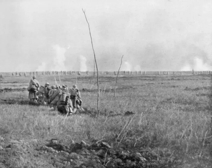 Framed Print : Troops attacking enemy trenches, Chemin des Dames, France, First World War, 5 May 1917 Framed Print : Troops attacking enemy trenches, Chemin des Dames, France, First World War, 5 May 1917