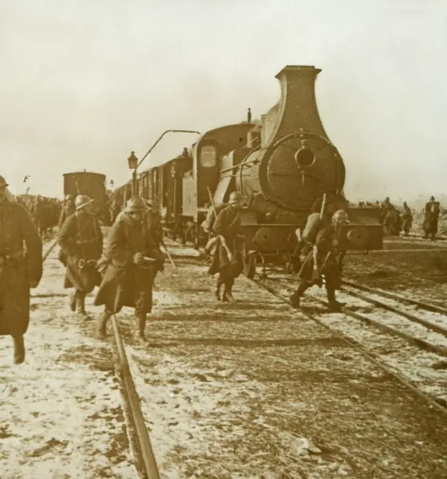 Framed Print : Troops disembarking from steam train, c1914-c1918 Framed Print : Troops disembarking from steam train, c1914-c1918