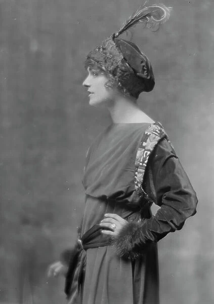 Troutman, Ivy, Miss, portrait photograph, 1914 July 16. Creator: Arnold Genthe