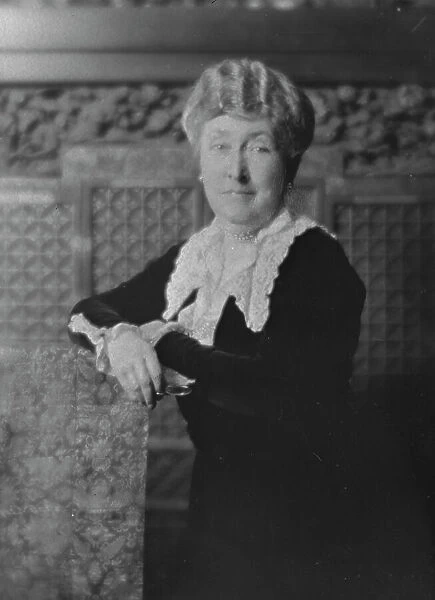 Truesdale, W.H. Mrs. portrait photograph, 1915. Creator: Arnold Genthe