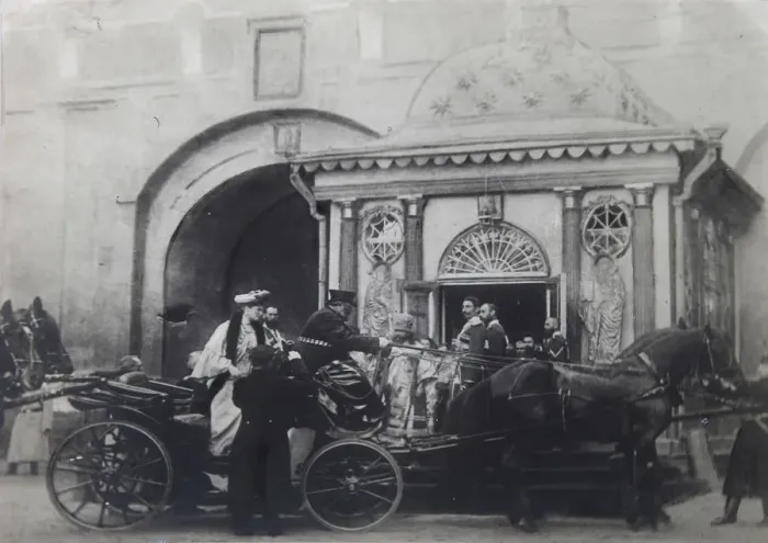 Framed Print : Tsarina Alexandra Fyodorovna visiting the Iberian Chapel, Moscow, Russia, 1900s Framed Print : Tsarina Alexandra Fyodorovna visiting the Iberian Chapel, Moscow, Russia, 1900s