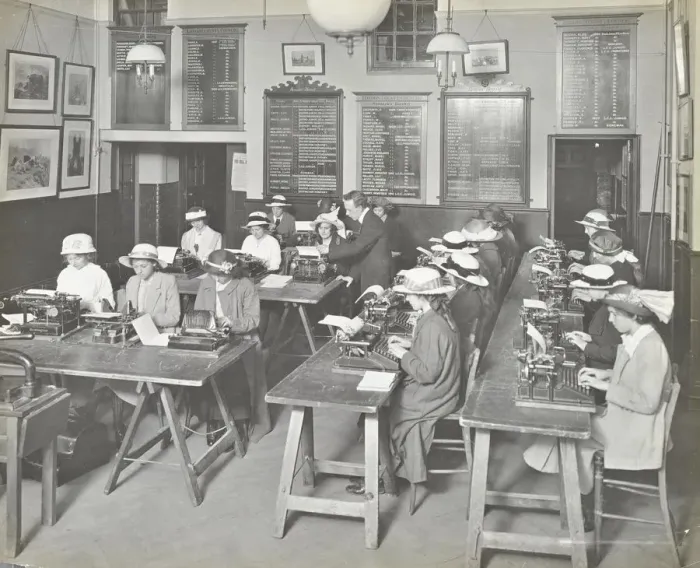 Framed Print : Typewriting class for women, Blackheath Road Evening Institute, London, 1914 Framed Print : Typewriting class for women, Blackheath Road Evening Institute, London, 1914