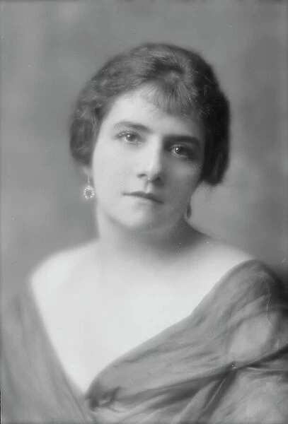 Uhthoff, Sara, Miss, portrait photograph, 1915 July 24. Creator: Arnold Genthe