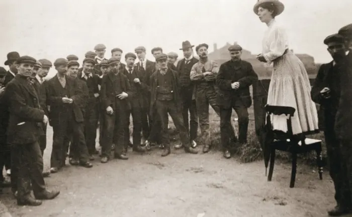 Framed Print : Una Dugdale, British suffragette, campaigning at the Newcastle by-election, September 1908 Framed Print : Una Dugdale, British suffragette, campaigning at the Newcastle by-election, September 1908