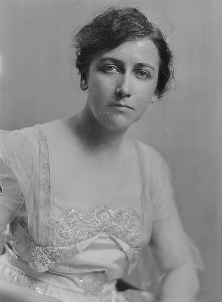 Underwood, S.K. Mrs. portrait photograph, 1916. Creator: Arnold Genthe