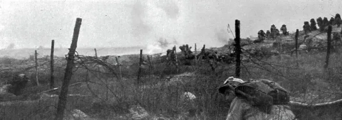 Framed Print : Une contre-attaque sur les pentes de Douaumont, le 11 avril dernier, 1916. Creator: Unknown Framed Print : Une contre-attaque sur les pentes de Douaumont, le 11 avril dernier, 1916. Creator: Unknown