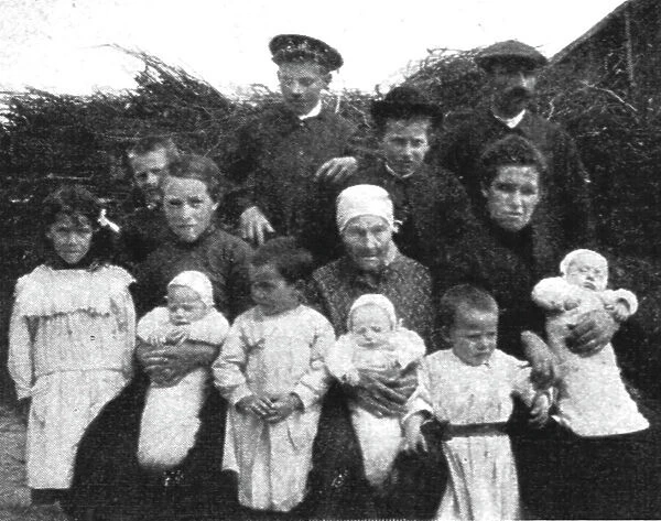 Une famille interessante, 1916. Creator: Unknown