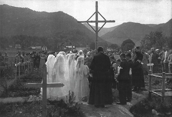 Une premiere communion en Alsace: la Priere sur les tombes des soldats, 1916. Creator: Unknown