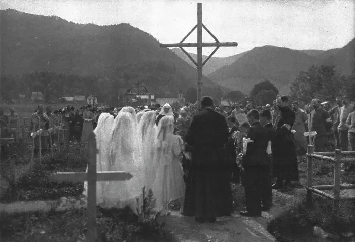 Framed Print : Une premiere communion en Alsace: la Priere sur les tombes des soldats, 1916. Creator: Unknown Framed Print : Une premiere communion en Alsace: la Priere sur les tombes des soldats, 1916. Creator: Unknown