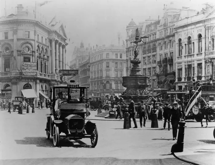 Framed Print : Unic taxi in Piccadilly circus, London circa 1910. Creator: Unknown Framed Print : Unic taxi in Piccadilly circus, London circa 1910. Creator: Unknown