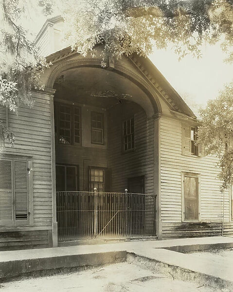 Unidentified building, Natchez vic. Adams County, Mississippi, 1938. Creator: Frances Benjamin Johnston