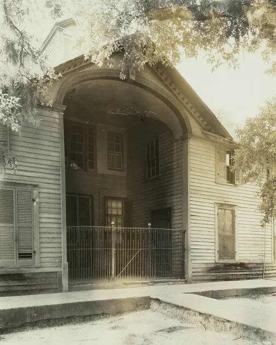 Framed Print : Unidentified building, Natchez vic. Adams County, Mississippi, 1938. Creator: Frances Benjamin Johnston Framed Print : Unidentified building, Natchez vic. Adams County, Mississippi, 1938. Creator: Frances Benjamin Johnston