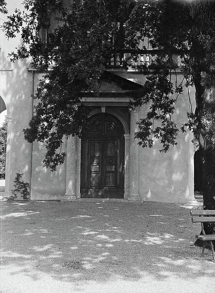 Unidentified building, possibly in Charleston, South Carolina, or New Orleans, between 1920 and 1926 Creator: Arnold Genthe