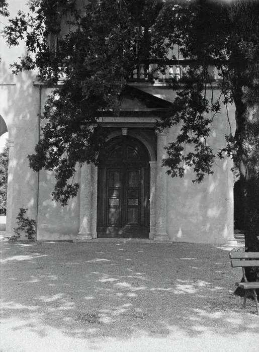 Framed Print : Unidentified building, possibly in Charleston, South Carolina, or New Orleans, between 1920 and 1926 Creator: Arnold Genthe Framed Print : Unidentified building, possibly in Charleston, South Carolina, or New Orleans, between 1920 and 1926 Creator: Arnold Genthe